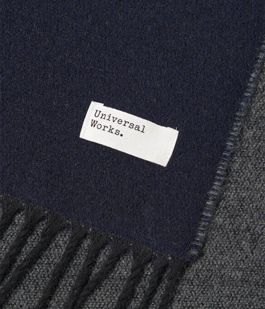 UNIVERSAL WORKS DOPPELSEITIGER SCHAL 33640 NAVY MITTELGRAU