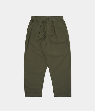 UNIVERSAL WORKS PLEATED TRACK PANT 34640 MERIDA SEERSUCKER OLIVE